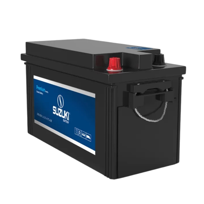 Schwarze Suzuki Premium Autobatterie mit rotem Pluspol und Tragegriff auf weißem Hintergrund